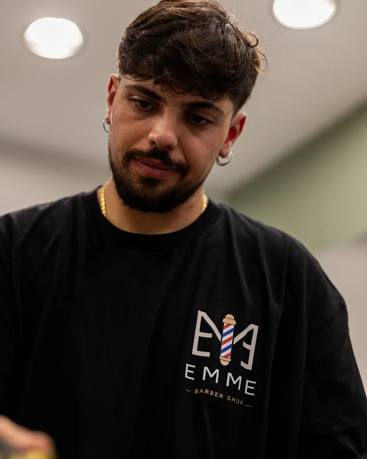 Il barbiere di EMME al lavoro nel negozio di Pescara
